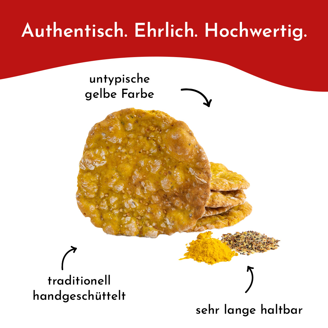 Mehrere Stücke frisch gebackenes Kurkuma-Schüttelbrot von Niki Back, übereinander gestapelt. Die intensive gelbe Färbung des Teigs und die grobporige, knusprige Oberfläche unterstreichen die handwerkliche Qualität des würzigen Südtiroler Spezialgebäcks.